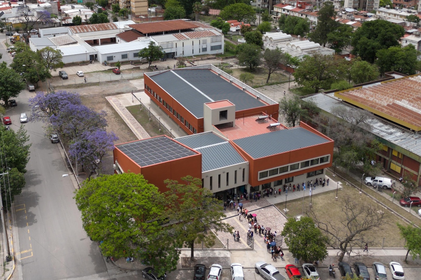 Ingreso y fachada del edificio del IES N° 5